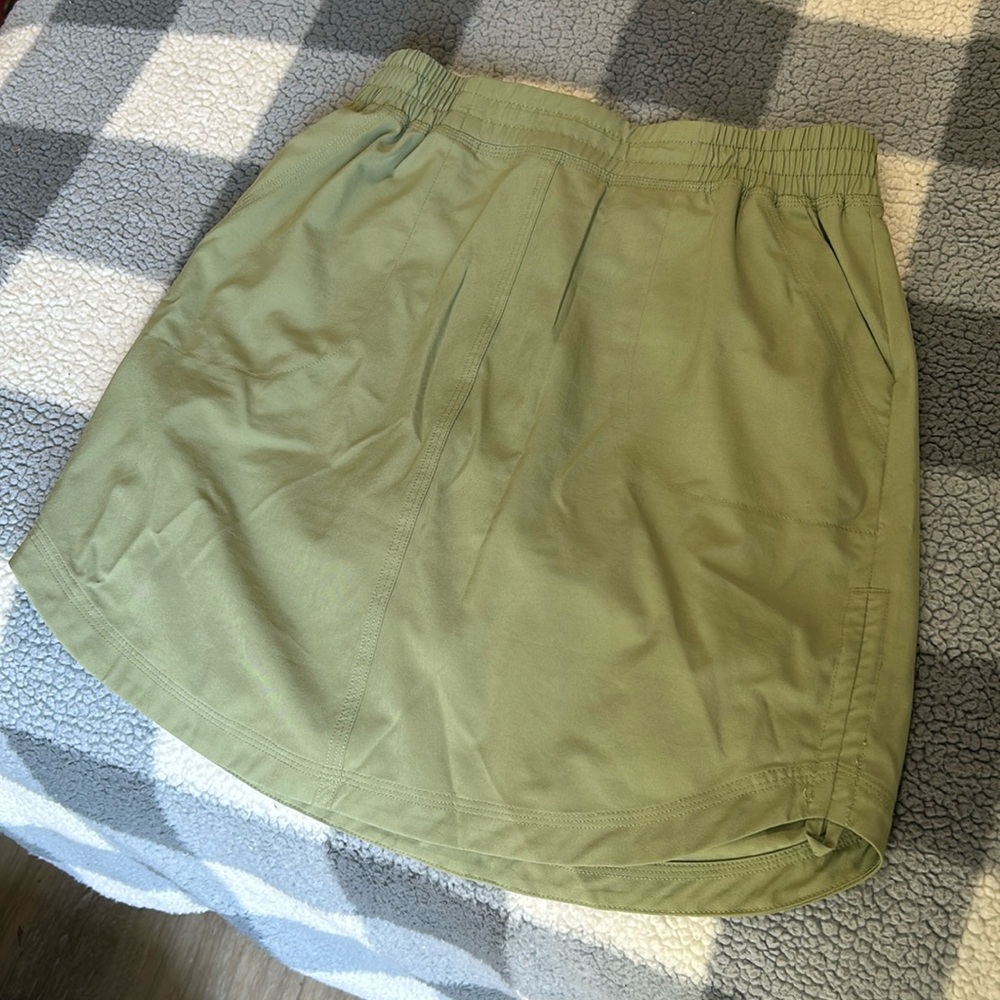 Athletic skort with pockets